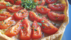 Tarte au thon, coulis de tomates et herbes
