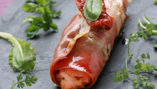 Pavés de saumon en robe de jambon cru aux tomates séchées et basilic