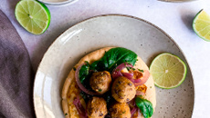 Pains pitta aux falafels, halloumi et sauce au yaourt