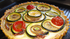 Tarte au pur brebis des Pyrénées à la courgette et aux tomates séchées