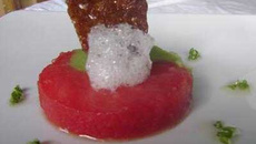 Ying et yang marmandais sa tuile craquante au basilic, écume d'eau de tomate