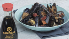 Moules marinières au gingembre, tomates et sauce soja salée