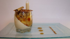 Verrine aux pommes caramélisées à la cannelle, panna cotta confiture de lait, streusel vanille noix, tuile de nougatine et petite sauce au Pommeau
