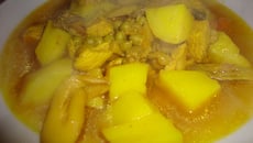 Marqa (ragoût tunisien) aux petits pois carottes, champignons, pommes de terre et poulet