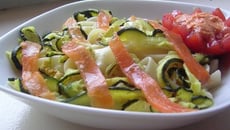 Salade de tagliatelles, saumon et courgettes
