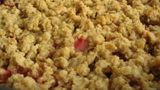 Crumble à l'abricot, aux fraises et à la banane, flocons d'avoine et vanille