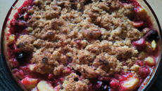 Crumble aux pommes et aux fruits rouges.