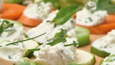 Canapés de légumes au fromage frais et aux herbes