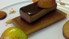 Pavé de chocolat au foie gras poêlé avec ses croustillants de pommes