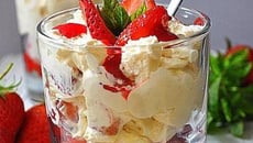 Eton Mess ou verrines de fraises, meringue et crème fouettée