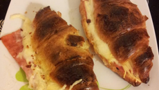 Croissant au jambon sauce béchamel