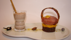 Fève de cacao Xocoméli sur une marmelade de clémentine vanille bourbon et brownie, accompagnée d'un chocolat frappé au goût de pain d'épices