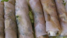 Rouleaux de printemps roquefort, poire, noix et leur vinaigrette au miel