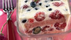 Tiramisu au pain de mie et fruits rouges maison