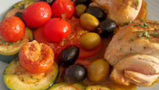 Chapon aux olives, tomates, courgettes et ras el hanout