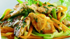 Filets de lapin marinés et légumes au wok