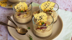 Verrines de velouté de champignons, oignons caramélisés et tuiles au parmesan