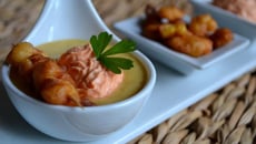 Velouté de Maïs aux épices cajun, faux pop corn en beignets et crème de poivron rouge