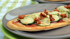 Pizzetta "veggie" courgette et pesto rouge