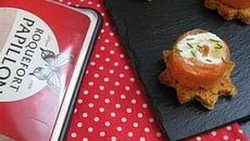 Roulés de saumon au roquefort, pignons de pin et poires sur pain d'épices