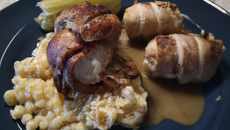 Chapon farci au foie gras et coquillettes au parmesan