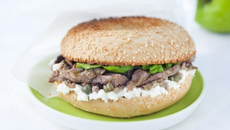 Bagel d'agneau à la brousse de brebis, anchois et olives