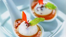 Dôme de bavaroise de chèvre avec coulis de carottes