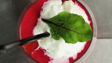 Gaspacho de betteraves aux quetsches, mousse de roquefort
