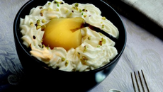 Poire pochée au miel d'acacia et écume de Dolwen®