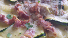 Gratin de ravioles du Dauphiné aux lardons et courgettes