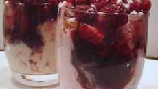 Verrine de framboises et biscuits roses