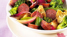 Poêlée de légumes et saucisses de Toulouse