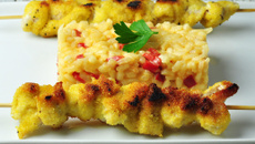 Brochettes de dinde pannées et son risotto aux poivrons rouges