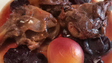 Râble de lapin aux pruneaux et réduction de Pommeau de Normandie