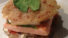 Saumon enveloppé de galette de pomme de terre