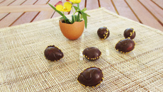 Petits œufs au chocolat, fourrés à la crème de citron