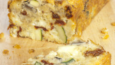 Cake aux légumes d'été et mozzarella