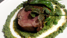 Steack d'agneau grillé et sa semoule aux herbes