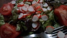 Salade surimi et tomate