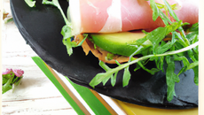 Roquette au jambon cru et la mousse d'avocat