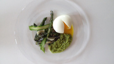 Asperges rôties au parmesan et œuf mollet