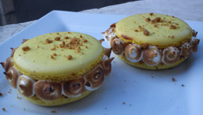 Tarte au citron meringuée servie en macarons