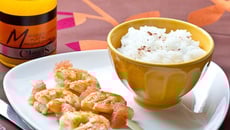 Brochettes de crevettes marinées et Pomelo