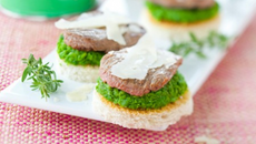 Toast d'agneau, purée de pois et parmesan