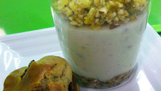 Verrines de bavarois de chavignol au lait d'amande, aux deux croustillants de fruits séchés et fruits secs