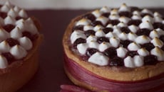 Tartelettes crème diplomate, rhubarbe et myrtilles