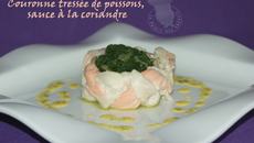 Couronne tressée de poissons aux épinards, sauce à la coriandre