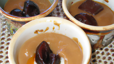 Petits chaudrons de pot de crème à l'Armagnac, pruneaux gorgés et sirop