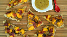 Tartines moutarde et miel, cheddar, bacon et oignons confits au balsamique