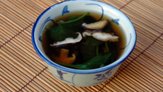 Soupe aux shiitakes et aux épinards